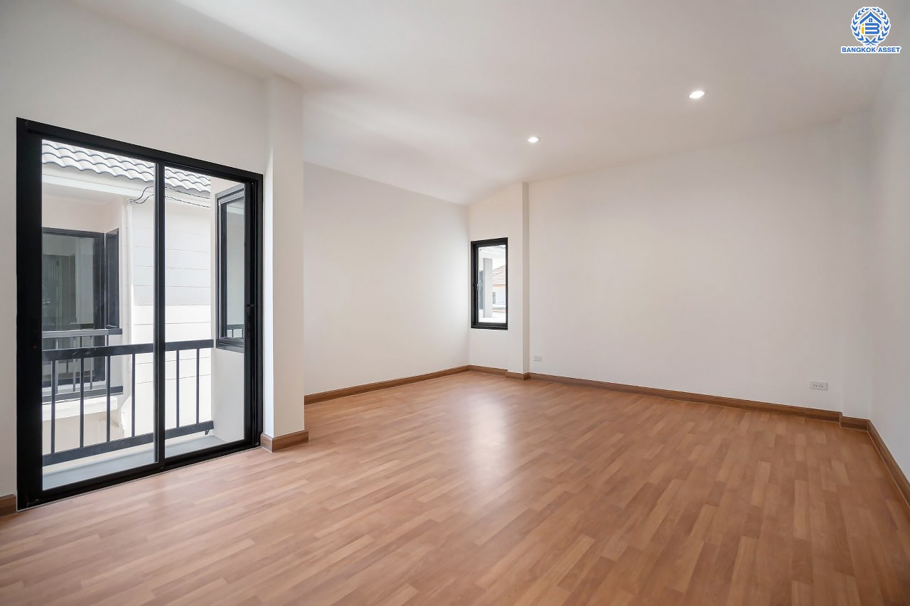 บ้านมือสองตกแต่งใหม่ โครงการ มณธานี บางแค หลังมุม ดีไซน์หรูหรา เนื้อที่ 66.6 ตร.ว. ฟังก์ชัน 3 ห้องนอน 3 ห้องน้ำ จอดรถได้ 2 คัน บนทำเลเดินทางสะดวก เชื่อมต่อหลายเส้นทาง ใกล้เดอะมอลล์บางแค ทางด่วน "กาญจนาภิเษก" และรถไฟฟ้า "สถานีหลักสอง"